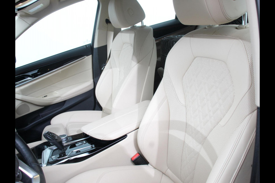 BMW 5 Serie Touring 530e High Executive Automaat SoH 88% Trekhaak Leder Navigatie Camera Adaptive Cruise Control Apple Carplay Android Auto Elektrisch Verstelbare Stoelen Stoelverwarming Climate Control Lichtmetalen velgen