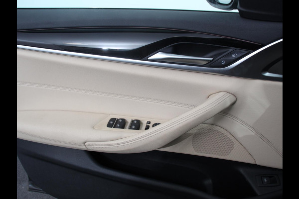 BMW 5 Serie Touring 530e High Executive Automaat SoH 88% Trekhaak Leder Navigatie Camera Adaptive Cruise Control Apple Carplay Android Auto Elektrisch Verstelbare Stoelen Stoelverwarming Climate Control Lichtmetalen velgen