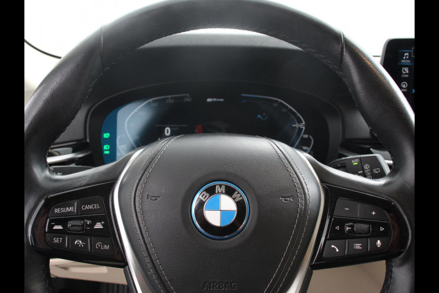 BMW 5 Serie Touring 530e High Executive Automaat SoH 88% Trekhaak Leder Navigatie Camera Adaptive Cruise Control Apple Carplay Android Auto Elektrisch Verstelbare Stoelen Stoelverwarming Climate Control Lichtmetalen velgen