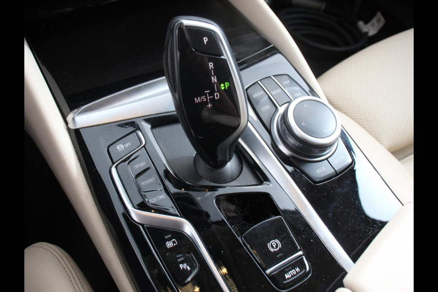 BMW 5 Serie Touring 530e High Executive Automaat SoH 88% Trekhaak Leder Navigatie Camera Adaptive Cruise Control Apple Carplay Android Auto Elektrisch Verstelbare Stoelen Stoelverwarming Climate Control Lichtmetalen velgen