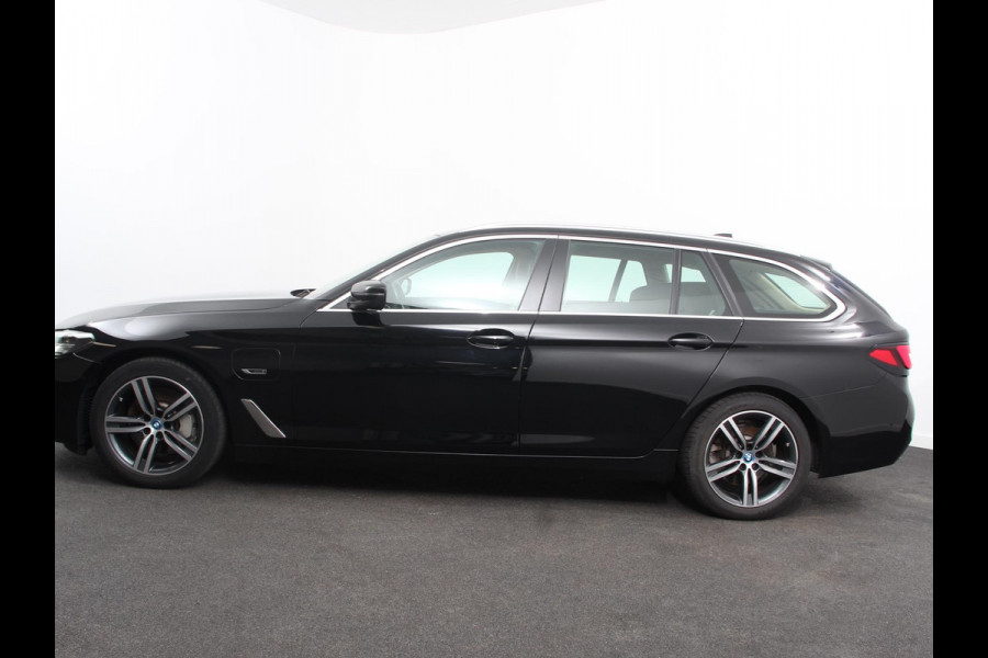 BMW 5 Serie Touring 530e High Executive Automaat SoH 88% Trekhaak Leder Navigatie Camera Adaptive Cruise Control Apple Carplay Android Auto Elektrisch Verstelbare Stoelen Stoelverwarming Climate Control Lichtmetalen velgen