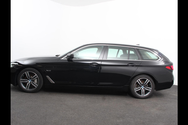 BMW 5 Serie Touring 530e High Executive Automaat SoH 88% Trekhaak Leder Navigatie Camera Adaptive Cruise Control Apple Carplay Android Auto Elektrisch Verstelbare Stoelen Stoelverwarming Climate Control Lichtmetalen velgen