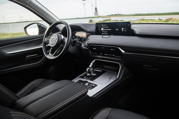 Mazda CX-60 2.5 e-SkyActiv PHEV Homura Plus PANORAMA / 360 CAMERA / STOELVERWARMING + KOELING / CARPLAY / ADAPTIVE CRUISE