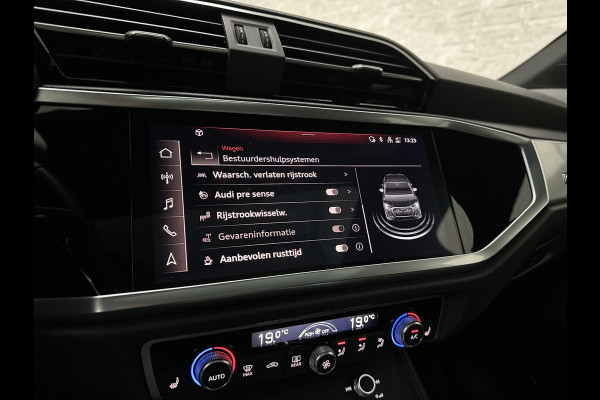 Audi Q3 Sportback 45 TFSI e S-Line | Panorama | ACC | Trekhaak | Carplay | Camera | Black-Optic | Sportstoelen | Stoelverwarming | Navi | MMi+ | Zwarte Hemel | Virtual-Cockpit | Lane Assist | Dodehoek | Getint Glas | Climate Control | Standkachel |