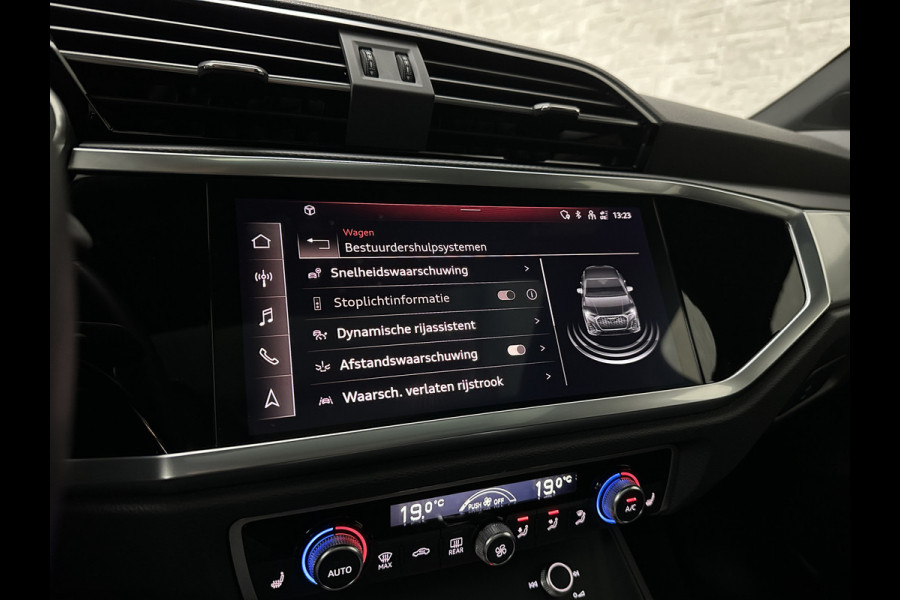 Audi Q3 Sportback 45 TFSI e S-Line | Panorama | ACC | Trekhaak | Carplay | Camera | Black-Optic | Sportstoelen | Stoelverwarming | Navi | MMi+ | Zwarte Hemel | Virtual-Cockpit | Lane Assist | Dodehoek | Getint Glas | Climate Control | Standkachel |