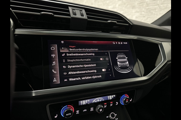 Audi Q3 Sportback 45 TFSI e S-Line | Panorama | ACC | Trekhaak | Carplay | Camera | Black-Optic | Sportstoelen | Stoelverwarming | Navi | MMi+ | Zwarte Hemel | Virtual-Cockpit | Lane Assist | Dodehoek | Getint Glas | Climate Control | Standkachel |