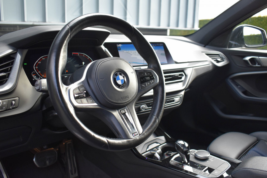 BMW 1-serie 118i Aut. M-Sport | Trekhaak | HiFi | Camera | Virtual | Sfeer | NL Auto |
