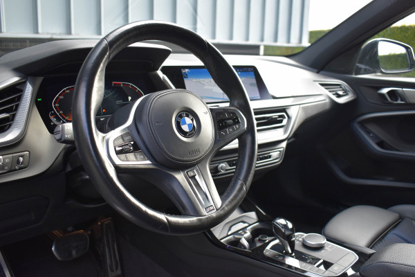 BMW 1-serie 118i Aut. M-Sport | Trekhaak | HiFi | Camera | Virtual | Sfeer | NL Auto |