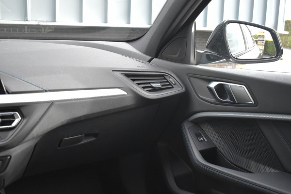 BMW 1-serie 118i Aut. M-Sport | Trekhaak | HiFi | Camera | Virtual | Sfeer | NL Auto |