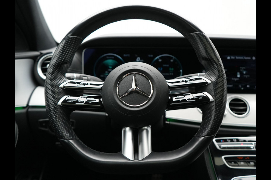 Mercedes-Benz E-Klasse Estate 300 e AMG 320pk PHEV Dealer O.H | SOH 87,7% | Trekhaak af Fabriek | Schuif-/kantel Dak | Widescreen Navi | Multibeam LED | Camera | Alcantara Sportstoelen Verwarmd | Apple Carplay | BLIS | 18"L.M | Plug In Hybrid