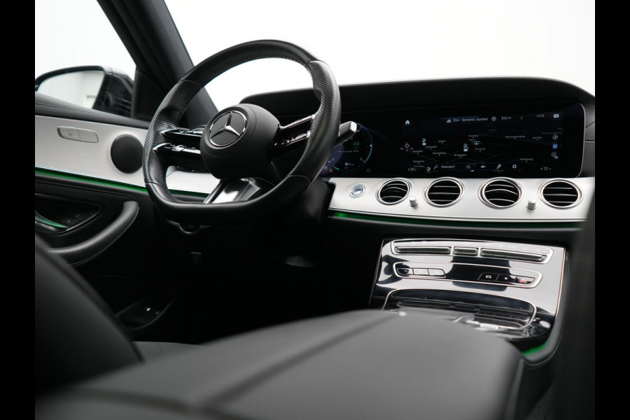 Mercedes-Benz E-Klasse Estate 300 e AMG 320pk PHEV Dealer O.H | SOH 87,7% | Trekhaak af Fabriek | Schuif-/kantel Dak | Widescreen Navi | Multibeam LED | Camera | Alcantara Sportstoelen Verwarmd | Apple Carplay | BLIS | 18"L.M | Plug In Hybrid