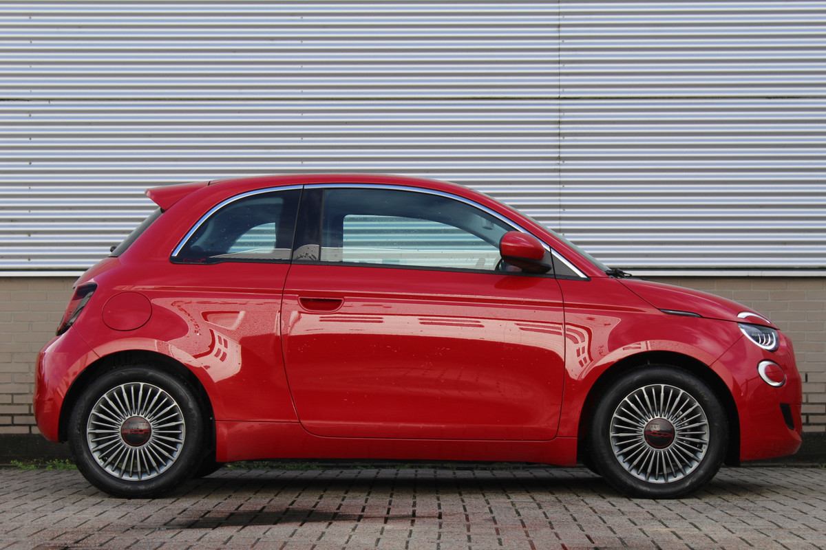 Fiat 500 RED 24 kWh | SOH 92% | Parkeersensoren | Carplay | Stoelverwarming