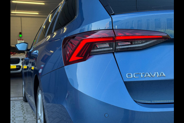 Škoda Octavia Combi 1.0 TSI Sport Business / NAP!! / ADAPTIVE / TREKHAAK / STUURVERW. / CARPLAY / SFEER / P.SENSOR V+A / KEYLESS !