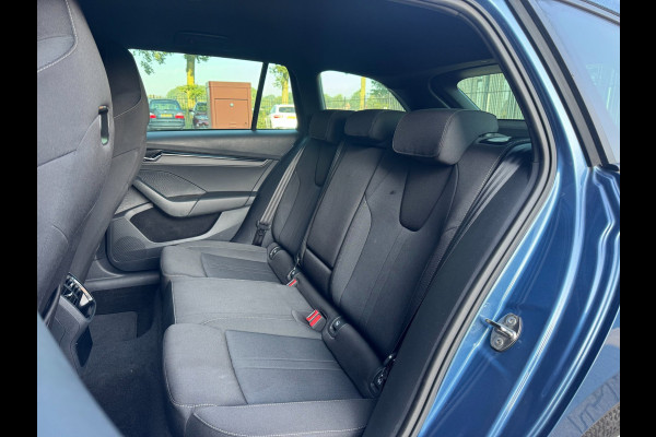 Škoda Octavia Combi 1.0 TSI Sport Business / NAP!! / ADAPTIVE / TREKHAAK / STUURVERW. / CARPLAY / SFEER / P.SENSOR V+A / KEYLESS !