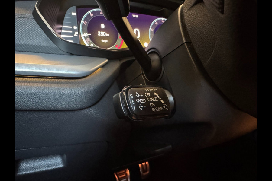 Škoda Octavia Combi 1.0 TSI Sport Business / NAP!! / ADAPTIVE / TREKHAAK / STUURVERW. / CARPLAY / SFEER / P.SENSOR V+A / KEYLESS !