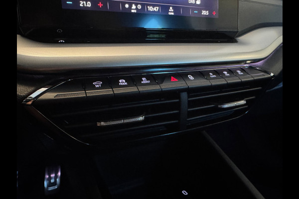 Škoda Octavia Combi 1.0 TSI Sport Business / NAP!! / ADAPTIVE / TREKHAAK / STUURVERW. / CARPLAY / SFEER / P.SENSOR V+A / KEYLESS !