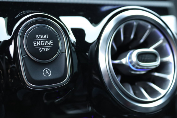 Mercedes-Benz A-Klasse 250 Pano / sfeerverlichting / Carplay