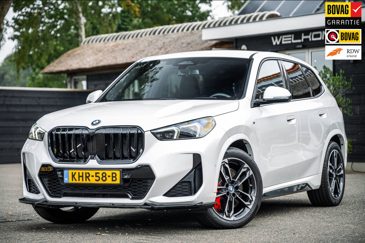 BMW iX1 EDrive 20 M Sport Live Cockpit I Mineralweiss Metallic I Head Up I Led I CarPlay I 360 Camera I M-Sportremmen rood I BTW