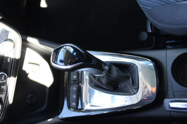 Opel Crossland X 1.2 Turbo 120 Jaar Edition automaat , nap ,camera trekhaak multimedia parkeersens
