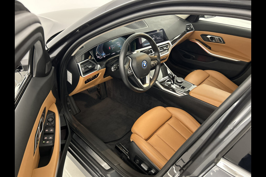 BMW 3-serie 330e 292PK High Exe. Schuif-kanteldak/Leder/M-sport-stoelen