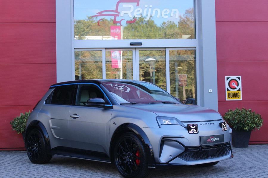 ALPINE A290 GTS 220PK 52 kWh | DEVIALET AUDIO SYSTEM | DRAADLOZE TELEFOONLADER | ELEKTRISCH VERWARMBAAR STUURWIEL | 19" LICHTMETALEN VELGEN "SNOWFLAKE" NOIR BRILLIANT | ALPINE LOGO OP ZIJSCHERMEN | BREMBO REMKLAUWEN "ROUGE RACING" | ALPINE TELEMETRICS PREMIUM | NAPPA LEDEREN BEKLEDING BLUE PROFOND/GRIS EVEE MET ALPINE STIKSELS EN LOGO | MICHELIN PILOT SPORT BANDEN | ALPINE SPORT CHASSIS | GROOTLICHT ASSISTENT | DCC | ADAPTIVE CRUISE CONTROL | PARKEERNSENSOREN VOOR ACHTER EN ZIJKANT | ACHTERUITRIJ CAMERA | HANDSFREE CARD | VERWARMBARE VOORSTOELEN | WARMTEPOMP | NAVIGATIE BY "GOOGLE