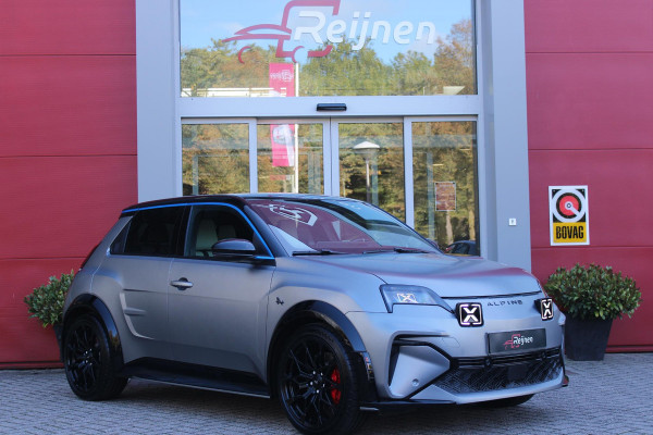 ALPINE A290 GTS 220PK 52 kWh | DEVIALET AUDIO SYSTEM | DRAADLOZE TELEFOONLADER | ELEKTRISCH VERWARMBAAR STUURWIEL | 19" LICHTMETALEN VELGEN "SNOWFLAKE" NOIR BRILLIANT | ALPINE LOGO OP ZIJSCHERMEN | BREMBO REMKLAUWEN "ROUGE RACING" | ALPINE TELEMETRICS PREMIUM | NAPPA LEDEREN BEKLEDING BLUE PROFOND/GRIS EVEE MET ALPINE STIKSELS EN LOGO | MICHELIN PILOT SPORT BANDEN | ALPINE SPORT CHASSIS | GROOTLICHT ASSISTENT | DCC | ADAPTIVE CRUISE CONTROL | PARKEERNSENSOREN VOOR ACHTER EN ZIJKANT | ACHTERUITRIJ CAMERA | HANDSFREE CARD | VERWARMBARE VOORSTOELEN | WARMTEPOMP | NAVIGATIE BY "GOOGLE