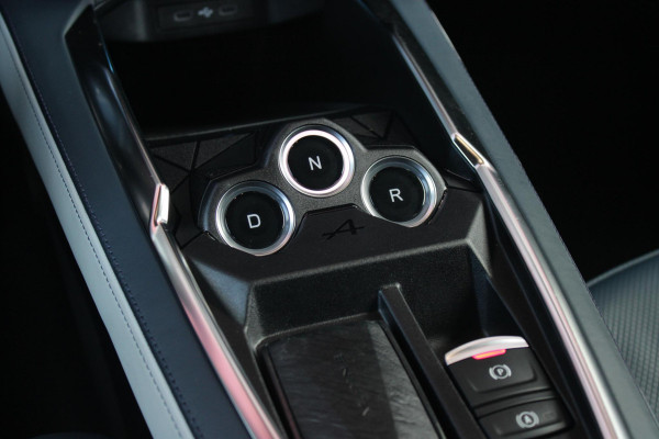 ALPINE A290 GTS 220PK 52 kWh | DEVIALET AUDIO SYSTEM | DRAADLOZE TELEFOONLADER | ELEKTRISCH VERWARMBAAR STUURWIEL | 19" LICHTMETALEN VELGEN "SNOWFLAKE" NOIR BRILLIANT | ALPINE LOGO OP ZIJSCHERMEN | BREMBO REMKLAUWEN "ROUGE RACING" | ALPINE TELEMETRICS PREMIUM | NAPPA LEDEREN BEKLEDING BLUE PROFOND/GRIS EVEE MET ALPINE STIKSELS EN LOGO | MICHELIN PILOT SPORT BANDEN | ALPINE SPORT CHASSIS | GROOTLICHT ASSISTENT | DCC | ADAPTIVE CRUISE CONTROL | PARKEERNSENSOREN VOOR ACHTER EN ZIJKANT | ACHTERUITRIJ CAMERA | HANDSFREE CARD | VERWARMBARE VOORSTOELEN | WARMTEPOMP | NAVIGATIE BY "GOOGLE