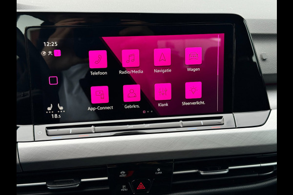 Volkswagen Golf 8 1.0 eTSI | ACC | Sfeerverlichting | Carplay | Navi | Stuurwiel verwarmd | Stoelverwarming