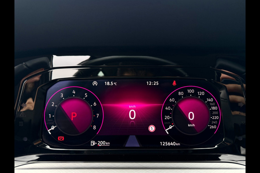 Volkswagen Golf 8 1.0 eTSI | ACC | Sfeerverlichting | Carplay | Navi | Stuurwiel verwarmd | Stoelverwarming