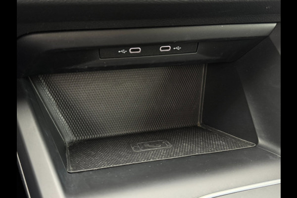 Volkswagen Golf 8 1.0 eTSI | ACC | Sfeerverlichting | Carplay | Navi | Stuurwiel verwarmd | Stoelverwarming