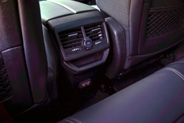 Peugeot 3008 1.6 HYbrid 225 GT |  Panoramadak | Trekhaak | SoH 96%