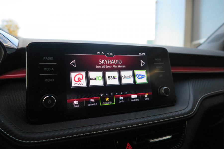 Škoda Fabia 1.0 TSI 70kw 95pk Monte Carlo , Led (Skoda crystal lighting)  , Bi-color, Virtual cockpit, Sportstoelen,Keyless entry/start, Navi via Smartlink, Cruisecontrol, PDC, Camera , LMV. etc.