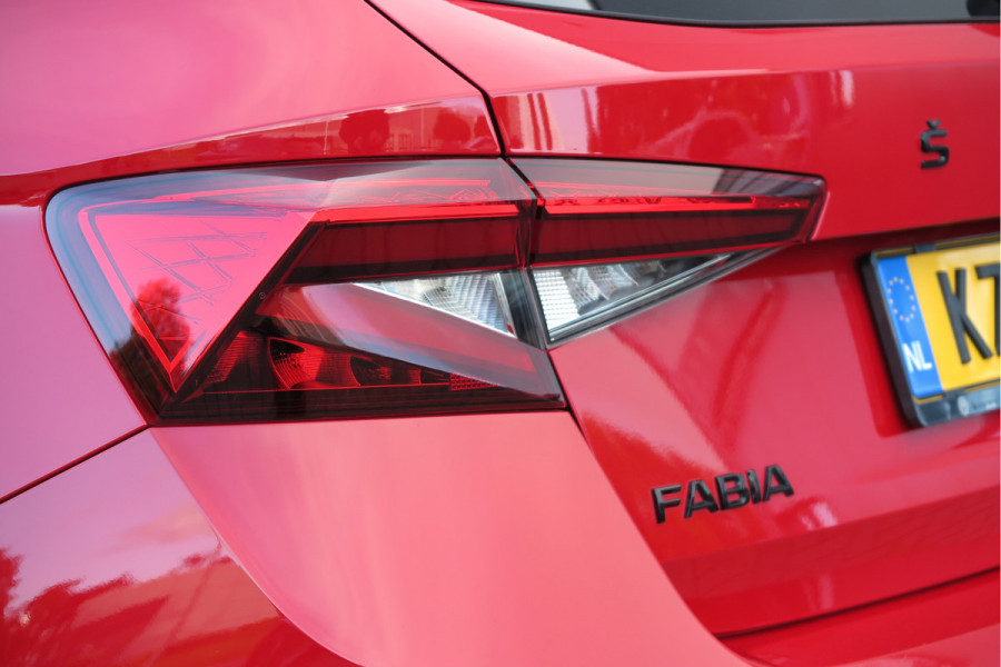 Škoda Fabia 1.0 TSI 70kw 95pk Monte Carlo , Led (Skoda crystal lighting)  , Bi-color, Virtual cockpit, Sportstoelen,Keyless entry/start, Navi via Smartlink, Cruisecontrol, PDC, Camera , LMV. etc.