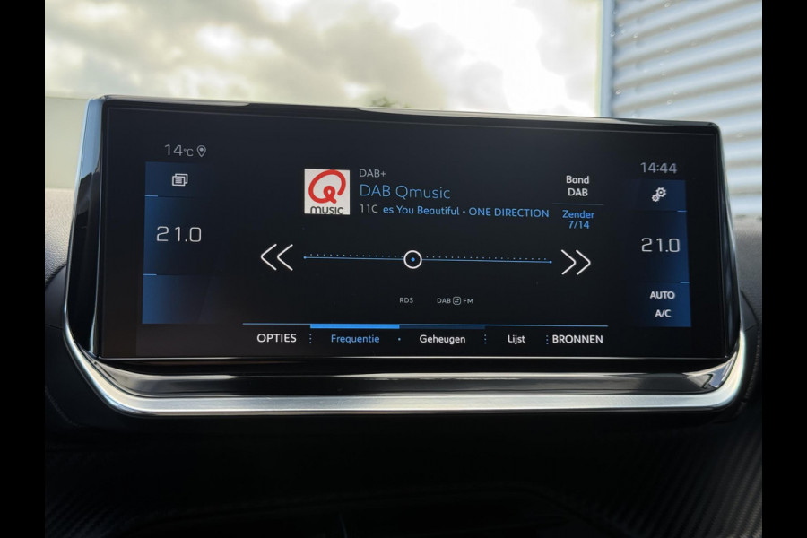 Peugeot 2008 1.2 PureTech Allure 2e Eigenaar|Navi|Camera|Carplay|D-riem vv in 2025|Trekhaak|Cruise|PDC V+A|Elek ramen|Dealer onderhouden|N.A.P|APK tot 07-2028