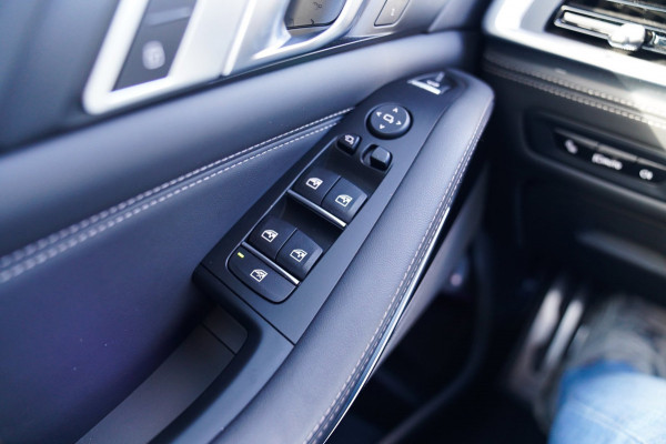 BMW X5 XDrive50e High Executive | X5M Kuipstoelen | Driving assistant Prof | HuD | Dravit Grau | Luchtvering | Stoelverkoeling |