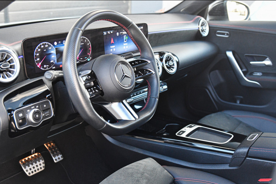 Mercedes-Benz CLA-Klasse 180 Star Edition AMG Line LIMITED, Panorama, Night, Camera, 19", Sfeer, Multibeam!