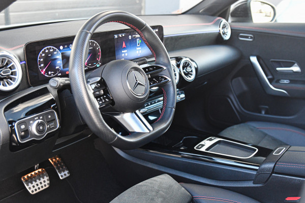 Mercedes-Benz CLA-Klasse 180 Star Edition AMG Line LIMITED, Panorama, Night, Camera, 19", Sfeer, Multibeam!