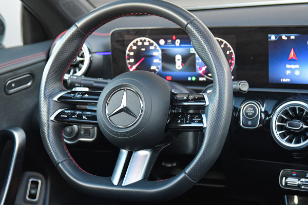 Mercedes-Benz CLA-Klasse 180 Star Edition AMG Line LIMITED, Panorama, Night, Camera, 19", Sfeer, Multibeam!