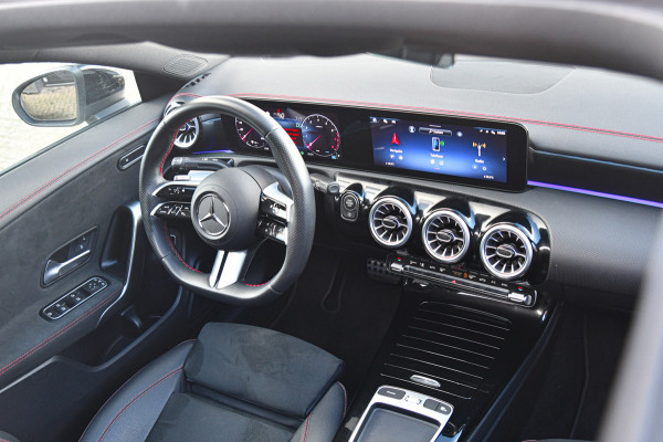 Mercedes-Benz CLA-Klasse 180 Star Edition AMG Line LIMITED, Panorama, Night, Camera, 19", Sfeer, Multibeam!