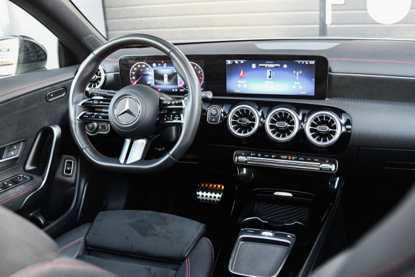 Mercedes-Benz CLA-Klasse 180 Star Edition AMG Line LIMITED, Panorama, Night, Camera, 19", Sfeer, Multibeam!