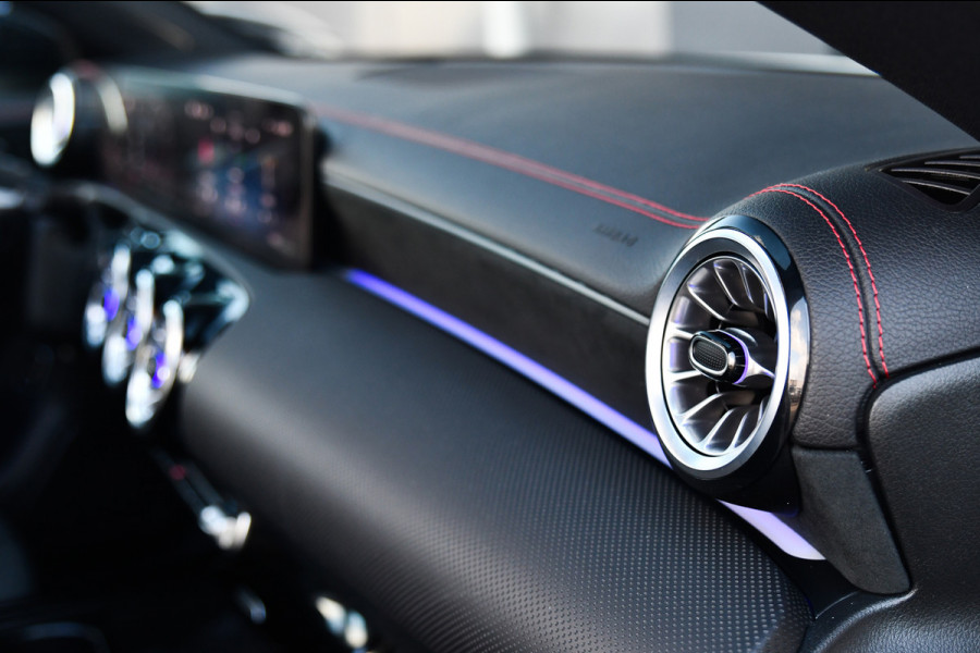 Mercedes-Benz CLA-Klasse 180 Star Edition AMG Line LIMITED, Panorama, Night, Camera, 19", Sfeer, Multibeam!