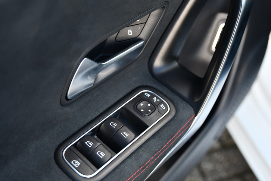 Mercedes-Benz CLA-Klasse 180 Star Edition AMG Line LIMITED, Panorama, Night, Camera, 19", Sfeer, Multibeam!