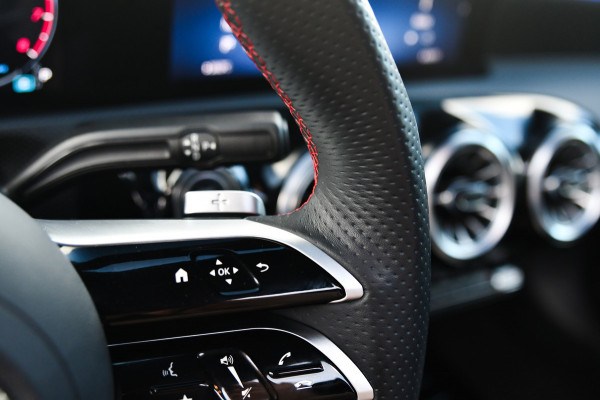 Mercedes-Benz CLA-Klasse 180 Star Edition AMG Line LIMITED, Panorama, Night, Camera, 19", Sfeer, Multibeam!