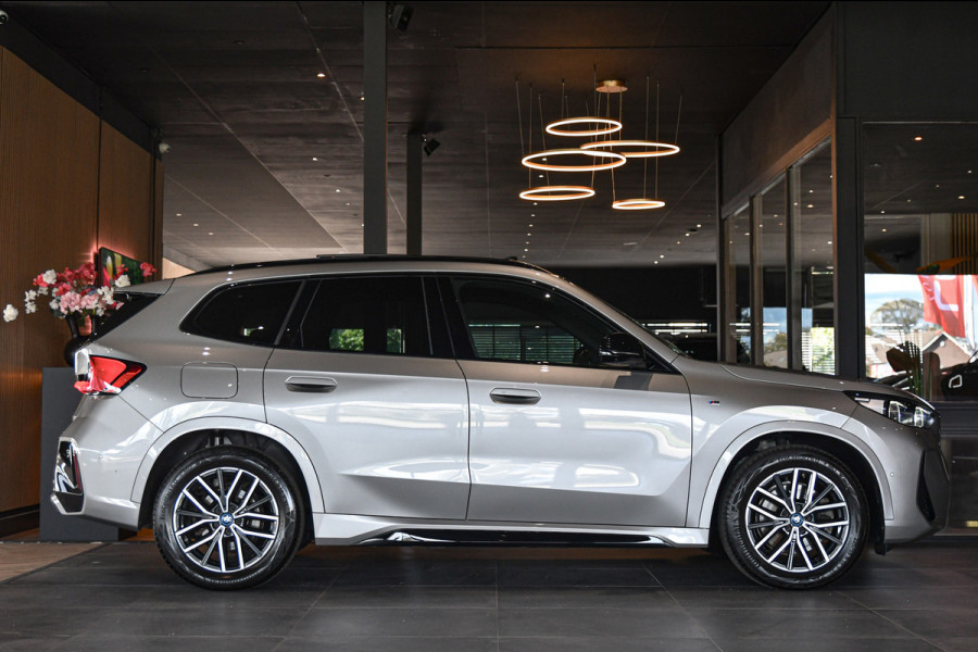 BMW X1 XDrive30e M Sport, Panorama, H.Kardon, Memory, 360, HUD, Ambiente, Trekhaak, Carplay!