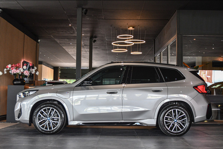 BMW X1 XDrive30e M Sport, Panorama, H.Kardon, Memory, 360, HUD, Ambiente, Trekhaak, Carplay!