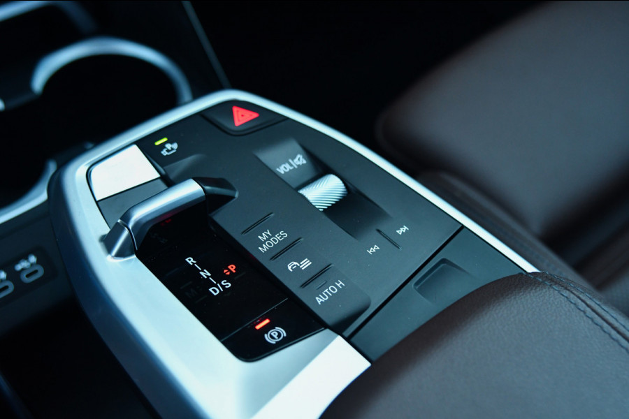 BMW X1 XDrive30e M Sport, Panorama, H.Kardon, Memory, 360, HUD, Ambiente, Trekhaak, Carplay!