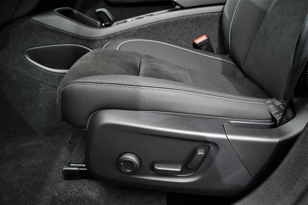 Volvo XC40 1.5 T5 Plug-in hybrid Ultimate Dark Electrisch Glazen Panorama dak Navigatie Dab Led Adaptive Cruise Control Camera Parkeer sensoren