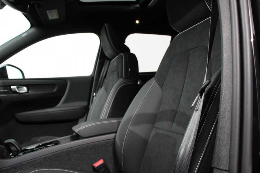 Volvo XC40 1.5 T5 Plug-in hybrid Ultimate Dark Electrisch Glazen Panorama dak Navigatie Dab Led Adaptive Cruise Control Camera Parkeer sensoren