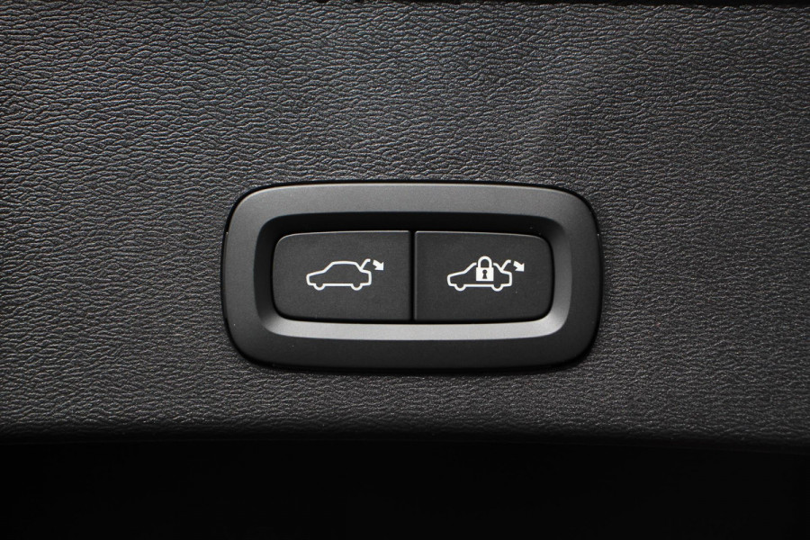 Volvo XC40 1.5 T5 Plug-in hybrid Ultimate Dark Electrisch Glazen Panorama dak Navigatie Dab Led Adaptive Cruise Control Camera Parkeer sensoren
