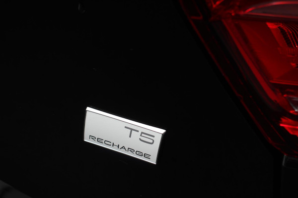 Volvo XC40 1.5 T5 Plug-in hybrid Ultimate Dark Electrisch Glazen Panorama dak Navigatie Dab Led Adaptive Cruise Control Camera Parkeer sensoren